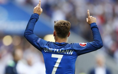 三亿电竞焦点-J罗出席青少年训练营